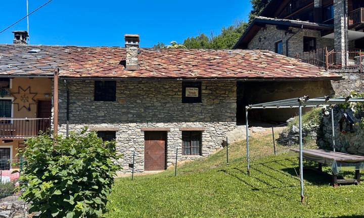 Fabbricato semindipendente con giardino a roisan -