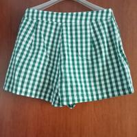 pantaloncini a scacchi bianchi e verdi 