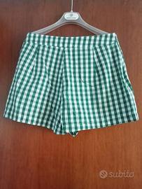 pantaloncini a scacchi bianchi e verdi 