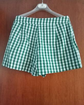 pantaloncini a scacchi bianchi e verdi 