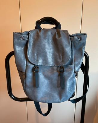Borsa zaino donna azzurro avio in finta pelle.