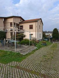 CARIMATE vendiamo CASA SINGOLA con ampio terreno