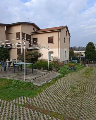 CARIMATE vendiamo CASA SINGOLA con ampio terreno