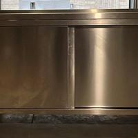 Tavolo armadiato in acciaio inox con alzatina – co