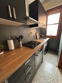 Cucina e tavolo da pranzo con sedie Ikea