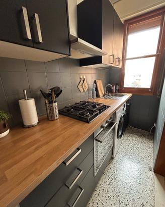 Cucina e tavolo da pranzo con sedie Ikea