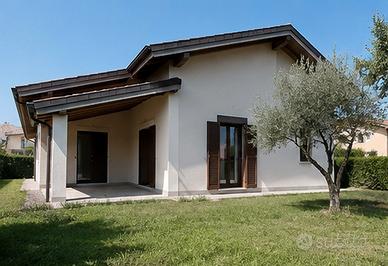 Villa indipendente con giardino privato settimo