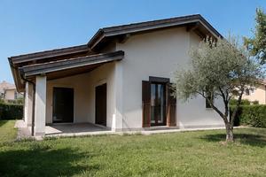 Villa indipendente con giardino privato settimo