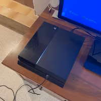 Console PS4 con joystick, cavi e giochi