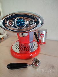 Macchina caffè illy con capsula eco-ricaricabile. 