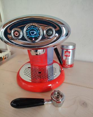 Macchina caffè illy con capsula eco-ricaricabile. 