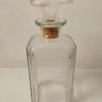 Elegante decanter vintage in vetro trasparente