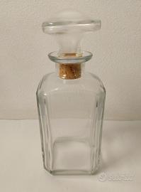 Elegante decanter vintage in vetro trasparente
