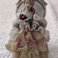 Elegante statuina decorativa in porcellana 