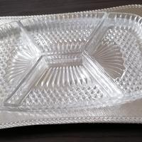 vassoio con contenitori e formaggera