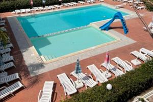 Casa con piscina vicino al mare