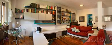 Parete modulabile soggiorno con divani ad angolo