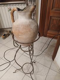 brocca in terraccotta  rurale su tre piedi ferro b