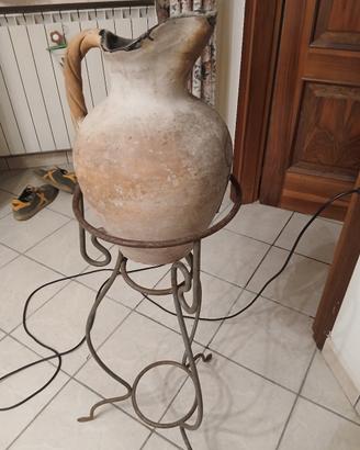 brocca in terraccotta  rurale su tre piedi ferro b