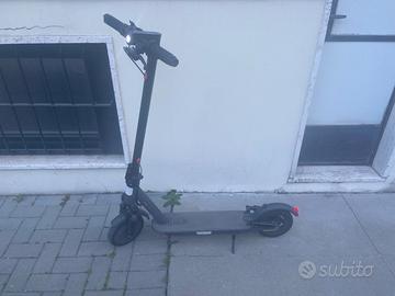 Monopattino AOVOPRO + casco + ruota di ricambio