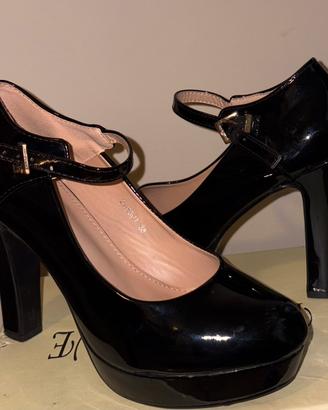 Tacco nero lucido con plateau