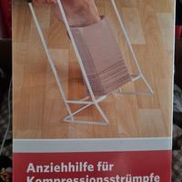 Ausilio anziani per indossare calze elastiche