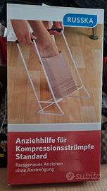 Ausilio anziani per indossare calze elastiche