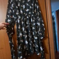 Vestito nero a fiori morbido.