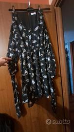 Vestito nero a fiori morbido.