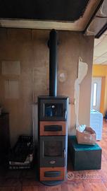 Stufa a legna con rivestimento in ceramica – 200 €