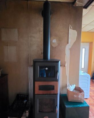 Stufa a legna con rivestimento in ceramica – 200 €
