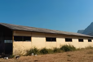 Ampio terreno con strutture produttive