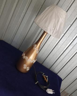Lampada in botilie di vetro  .