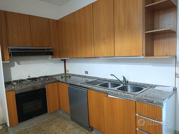 cucina con tavolo e panca 
