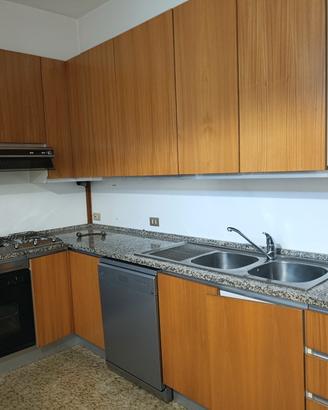 cucina con tavolo e panca 