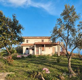 Villa panoramica con terreno