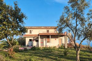 Villa panoramica con terreno