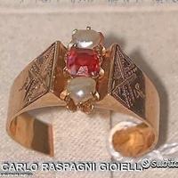 Anello antico in oro con perline e pasta vitrea