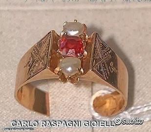 Anello antico in oro con perline e pasta vitrea