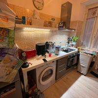 Cucina con cappa, forno e piano a induzione