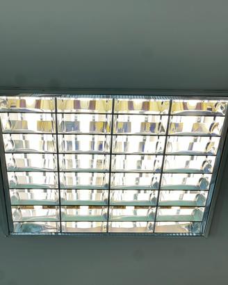 Plafoniere al neon 59,5 x 59,5 cm con luce emergen