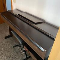 Piano digitale con seduta in pelle