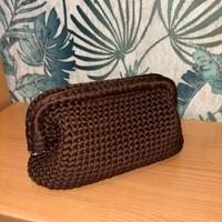 Borsa clutch crochet marrone