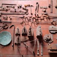 Serrature, catenacci, chiodi antichi.