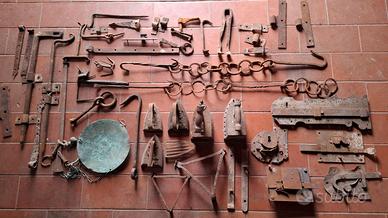 Serrature, catenacci, chiodi antichi.