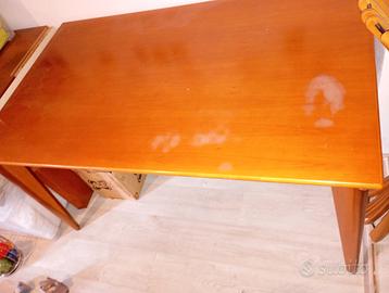 Tavolo in legno massello allungabile