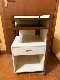 Mobiletto con sgabello incorporato