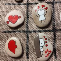 gioco tris con sassi dipinti a mano