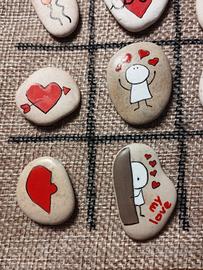 gioco tris con sassi dipinti a mano