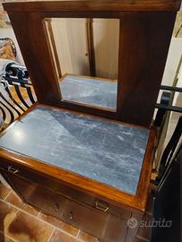 Comò con specchio e un comodino